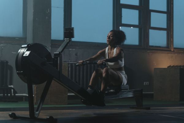 Les bienfaits de l'entrainement sur rameur pour votre corps